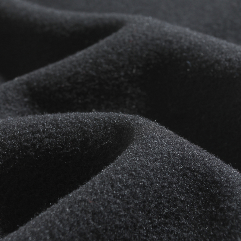 Schwarzer Fleece-Stoff, weiche Textur, Nahaufnahme, ideal für warme Kleidung und Decken.