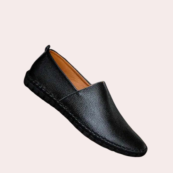 Schwarzer Lederschuh für Herren, eleganter Slipper, rutschfeste Sohle, modisch und bequem.