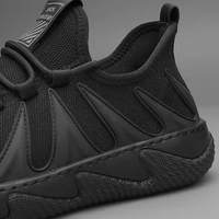 Schwarzer Sneaker aus Mesh und Gummi, rutschfeste Sohle, sportlich, modern, Herrenmode.