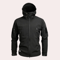 Schwarze Softshell-Jacke mit Kapuze, Reißverschlusstaschen, Outdoor-Bekleidung, Herrenmode.