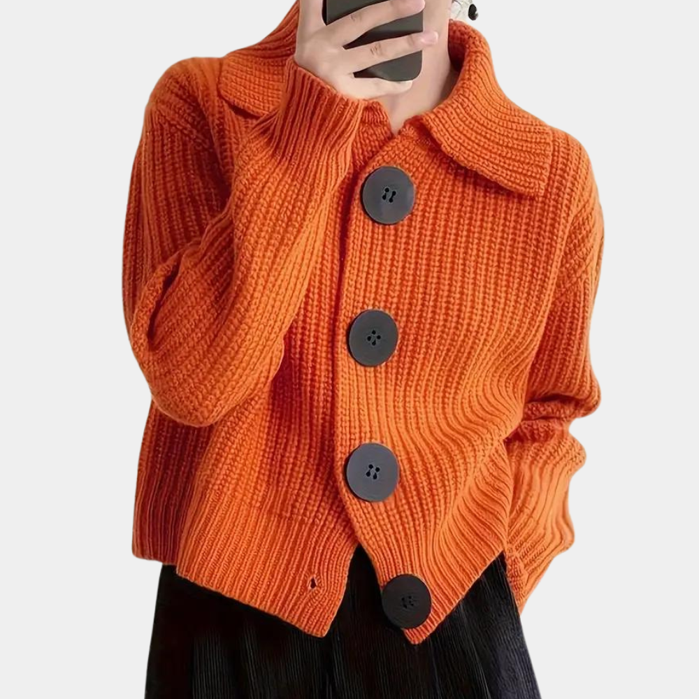 Frau in orangefarbener Strickjacke mit großen Knöpfen, modisch, Herbstkleidung.
