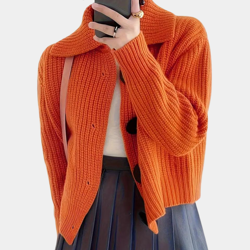 Frau in orange Strickjacke mit großen Knöpfen, modisch, Herbstmode, Damenbekleidung.
