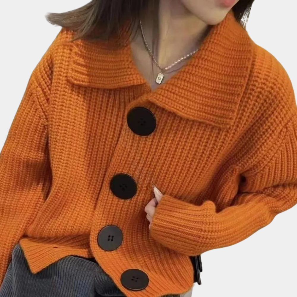 Frau in orangefarbener Strickjacke mit großen Knöpfen, modisch, Herbstmode, Damenbekleidung.