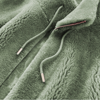 Grüne Fleecejacke mit Reißverschluss und Kordelzug, weiches Material, warme Wintermode.