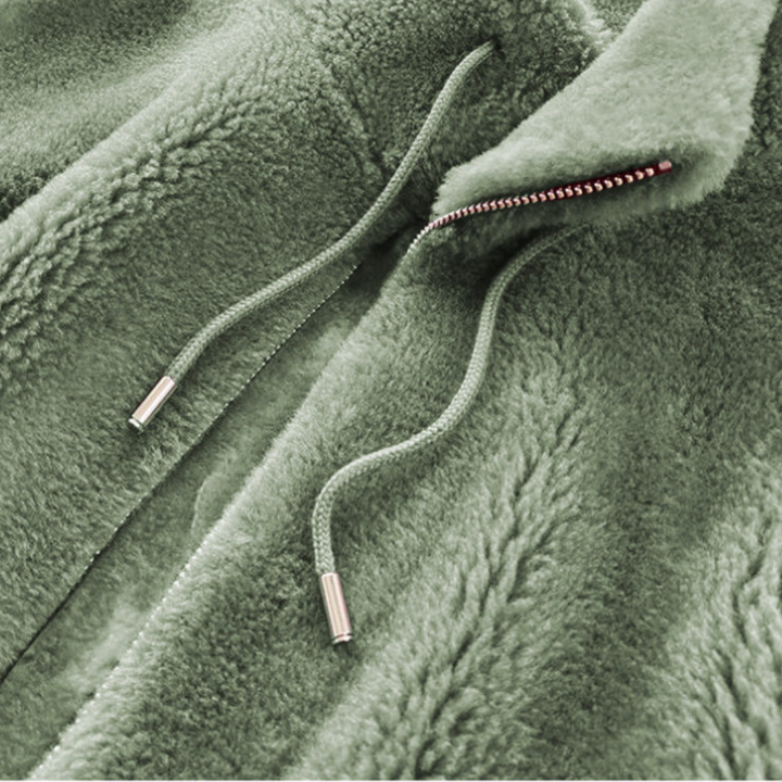 Grüne Fleecejacke mit Reißverschluss und Kordelzug, weiches Material, warme Wintermode.