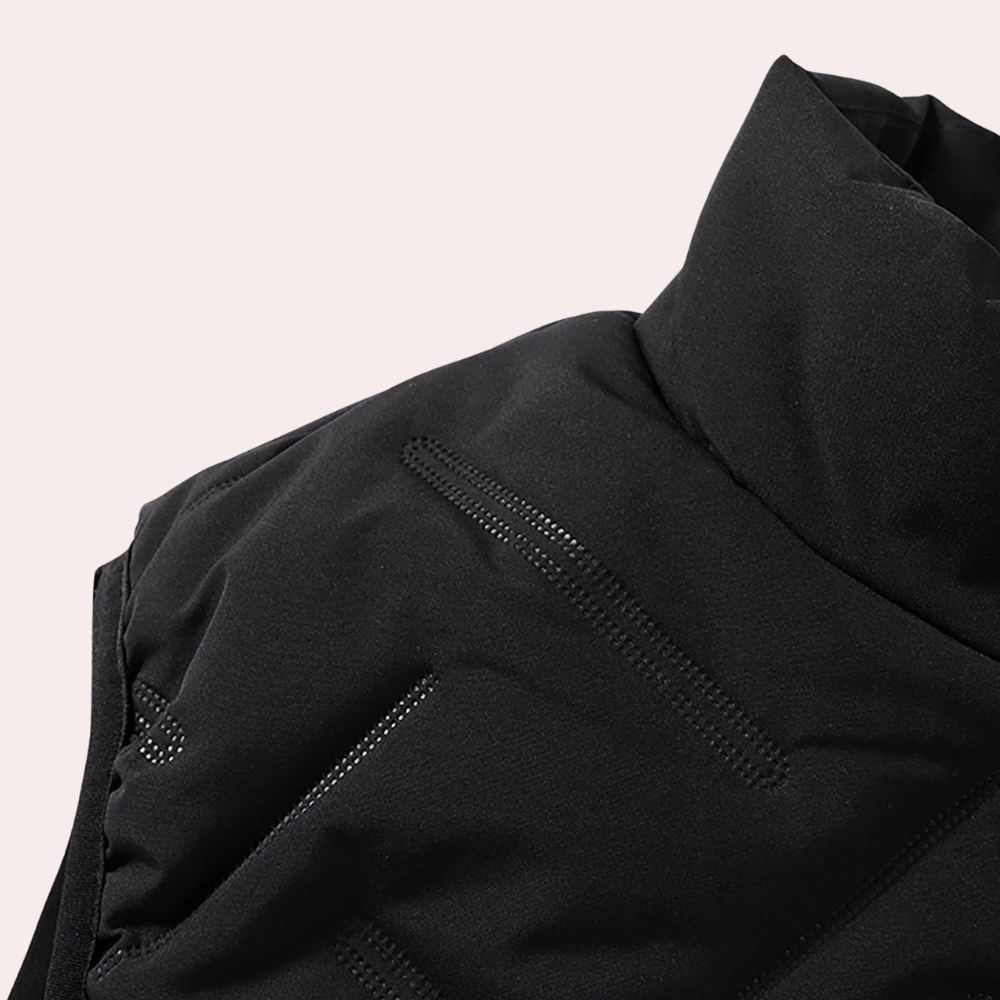 Schwarze Daunenjacke, gesteppter Stoff, hoher Kragen, Wintermode, isolierende Oberbekleidung.