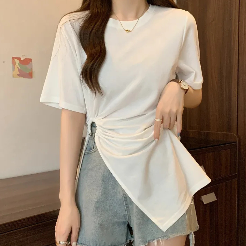 Frau in weißem T-Shirt mit Knoten, Jeansshorts, modisch, lässig, Sommeroutfit, Damenmode.
