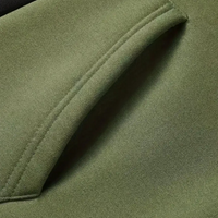 Grüne Baumwolljacke mit Tasche, Nahaufnahme, hochwertige Outdoor-Bekleidung, langlebig.