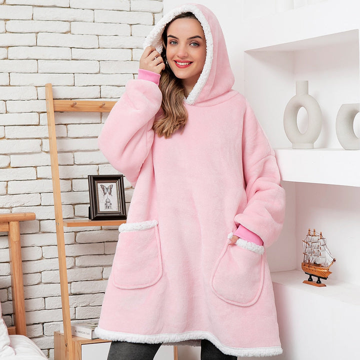 Frau in rosa Fleece-Hoodie-Decke mit Kapuze, gemütlich, warm, ideal für Zuhause.