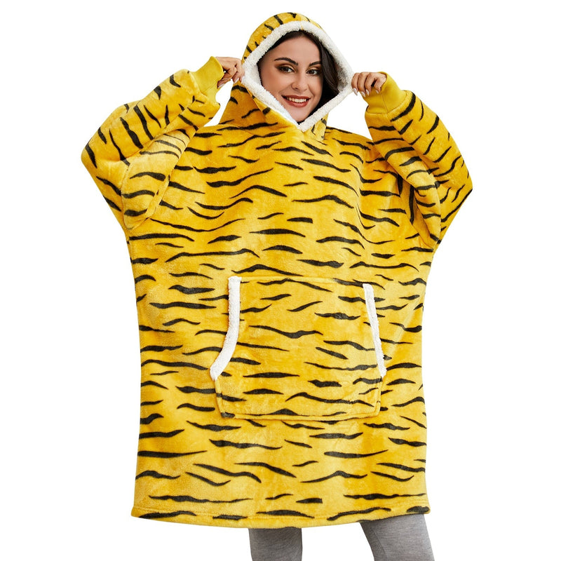 Frau in gelbem Tiger-Muster Hoodie-Decke, gemütlich, warm, Übergröße, Kapuze, Kängurutasche.