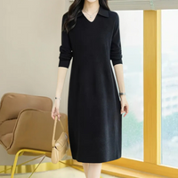 Schwarzes Damenkleid, langärmelig, V-Ausschnitt, elegantes Design, ideal für Herbstmode.