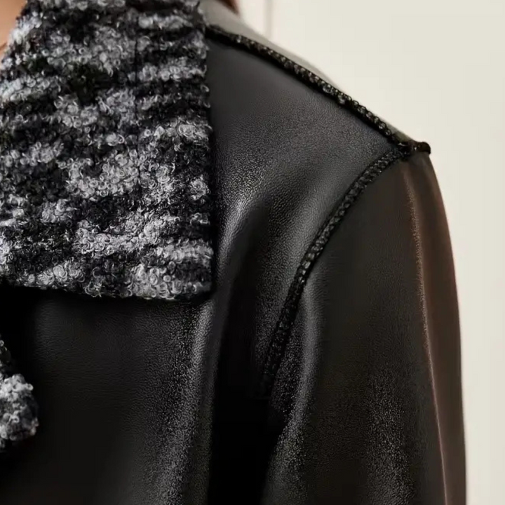 Schwarze Lederjacke mit grauem Strickkragen, modisch, elegant, Damenbekleidung.