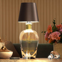 Braune Tischlampe aus Whiskyflasche, modernes Design, Wohnzimmerdekoration, Blumenarrangement.