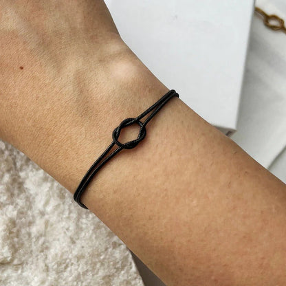 Minimalist Knot Bracelet – Elva