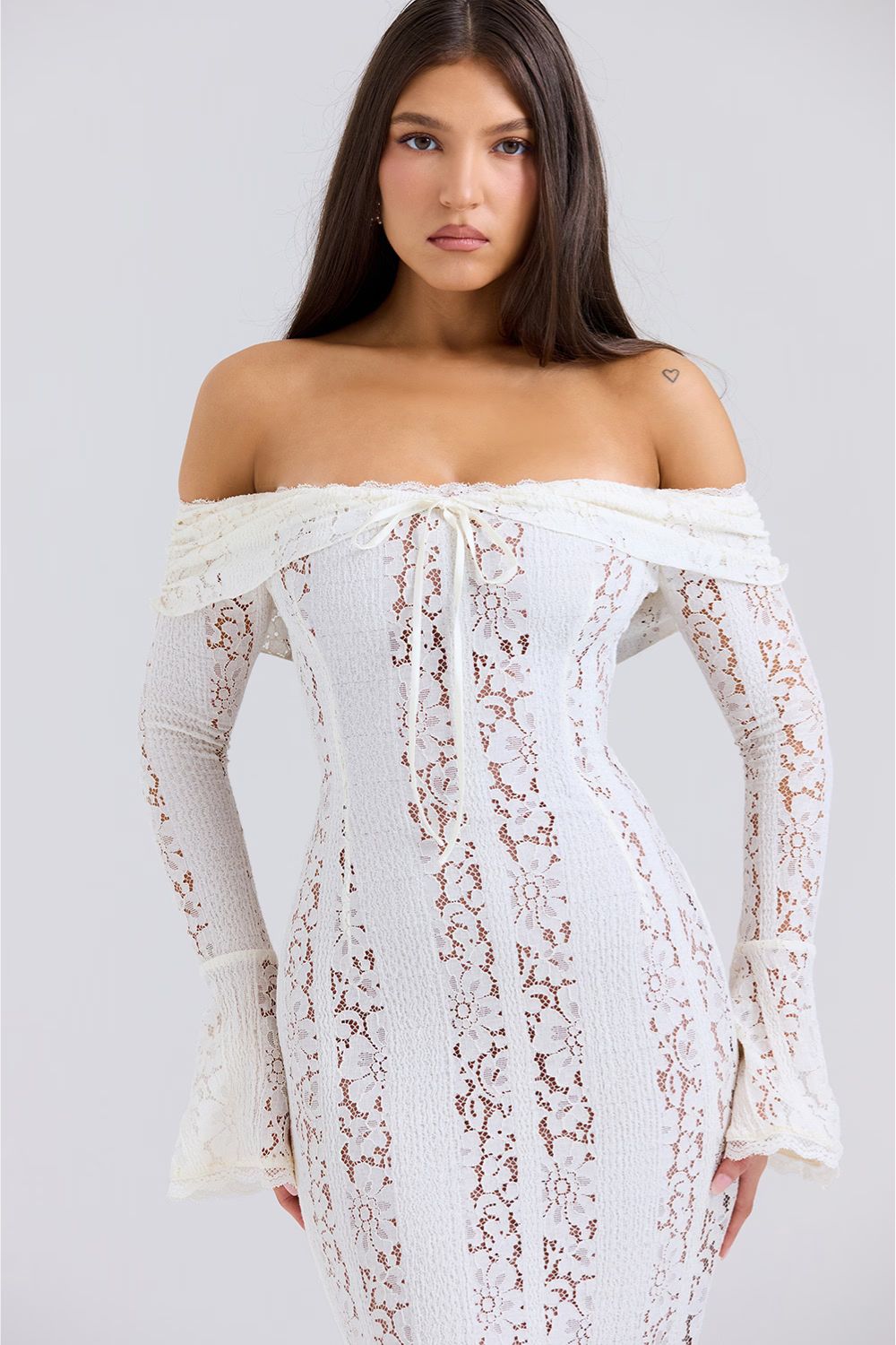 Schulterfreies Sommer-Maxikleid aus floraler Spitze – Alondra
