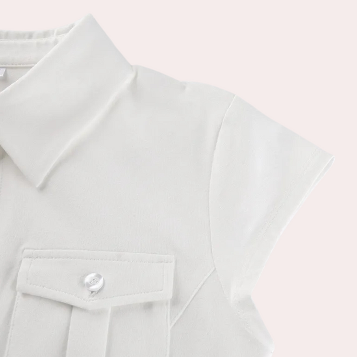 Weiße Damenbluse mit Kragen und Brusttasche, kurzärmelig, elegantes Design.