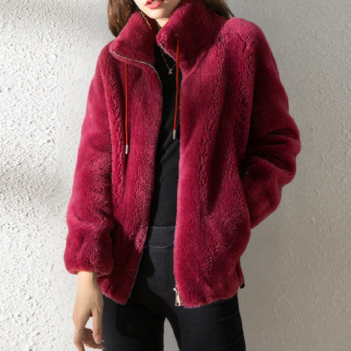 Frau in roter Kunstpelzjacke, Reißverschluss, modisch, warm, Winterbekleidung, elegant.