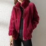 Frau in roter Kunstpelzjacke, Reißverschluss, modisch, warm, Winterbekleidung, elegant.