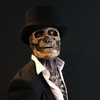 Realistisches Skelett Halloween Kostüm mit Hut, schwarz-weiß, gruseliges Design, für Erwachsene.