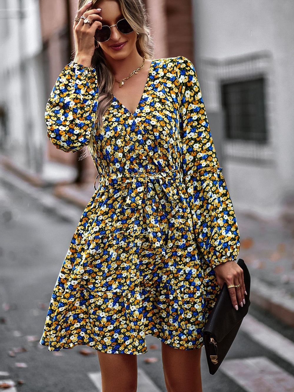 Auslaufendes Mini-Kleid mit Gürtel und Rüschen – Noëlle