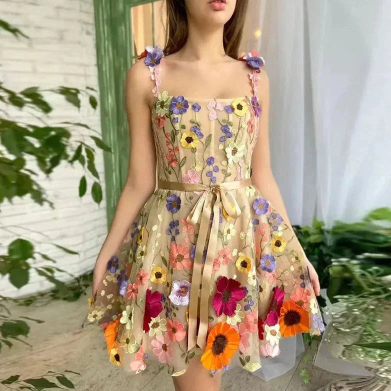 Feines Kleid mit Blumenstickerei und Trägern - Lila