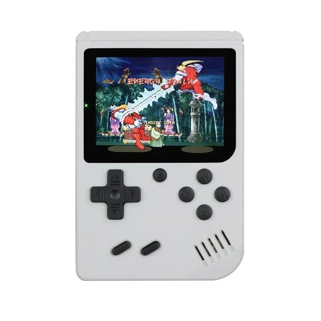Weißer Retro-Handheld-Spielkonsole mit Bildschirm, Steuerkreuz und Tasten, zeigt Kampfspiel.