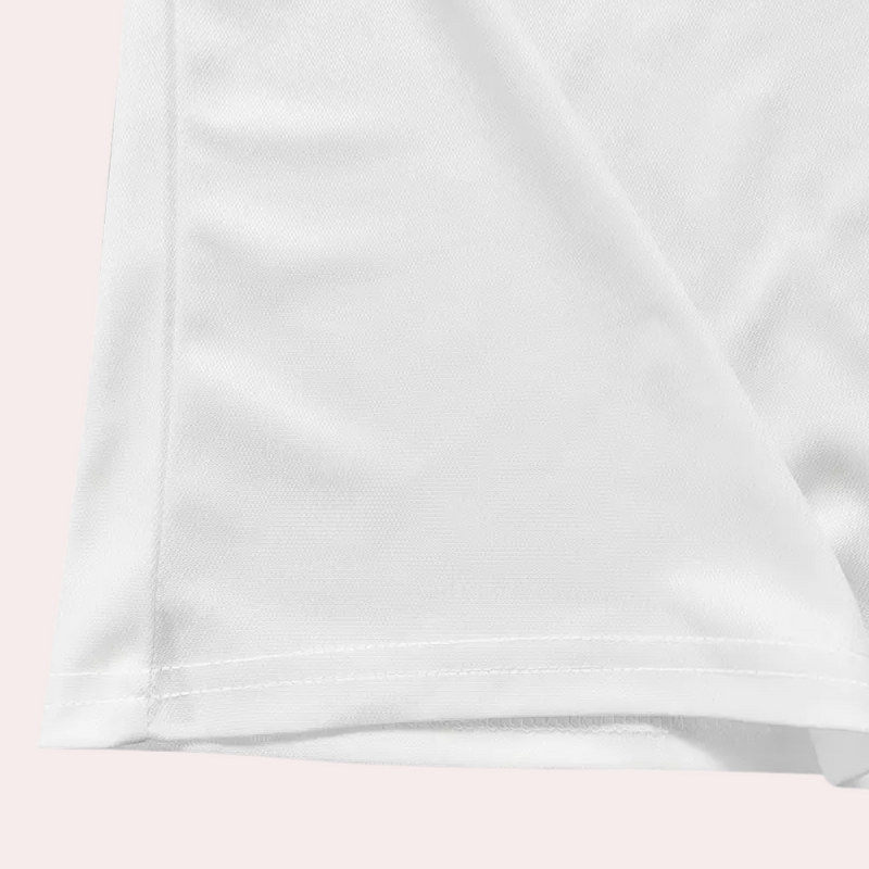 Weiße Sportshorts aus Polyester, Nahaufnahme, atmungsaktiv, ideal für Fitness und Training.