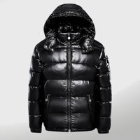 Schwarze Daunenjacke mit Kapuze, glänzend, warm, Wintermode, Herrenbekleidung.