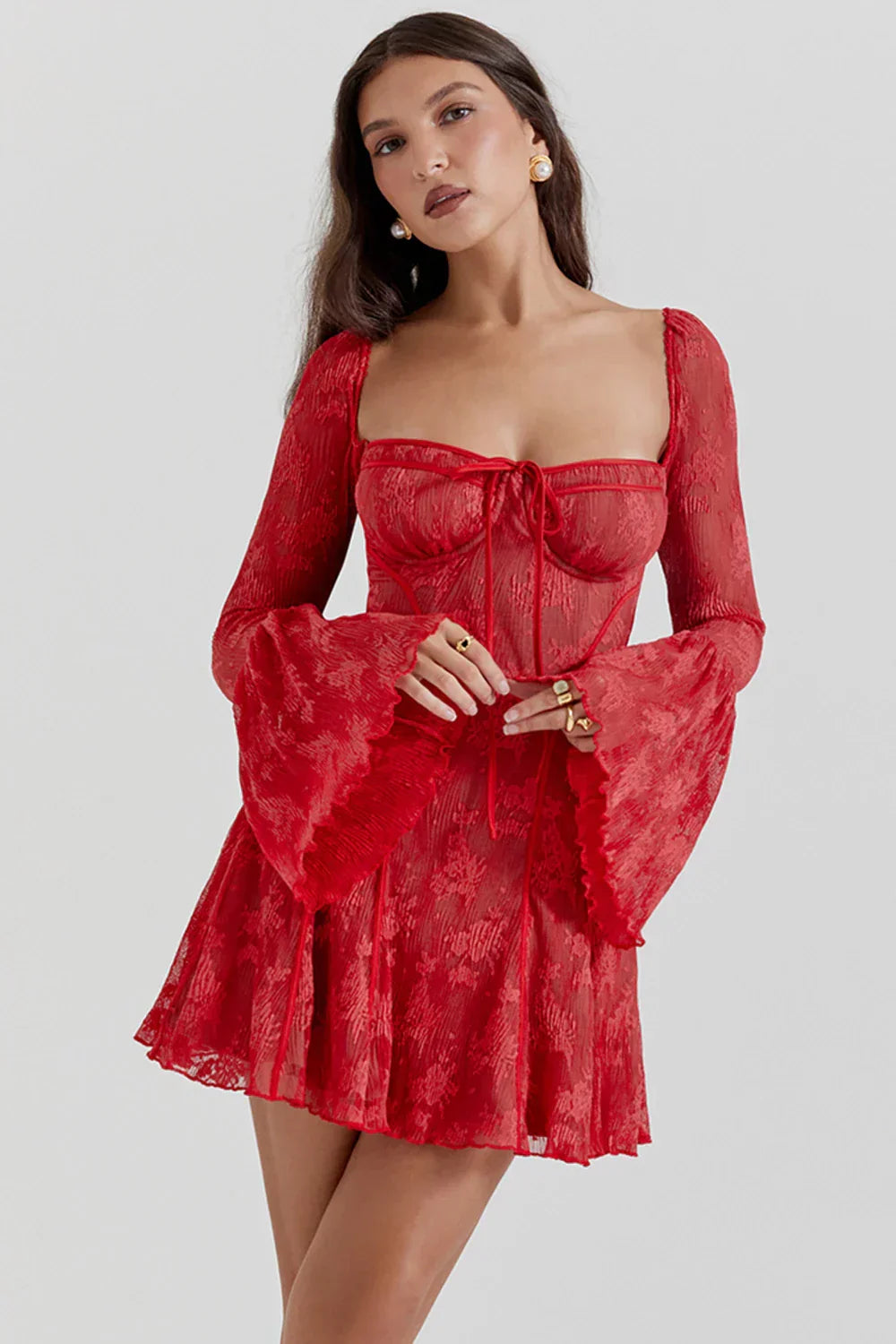 Verspieltes Spitzen-Minikleid mit langen Ärmeln – Arielle