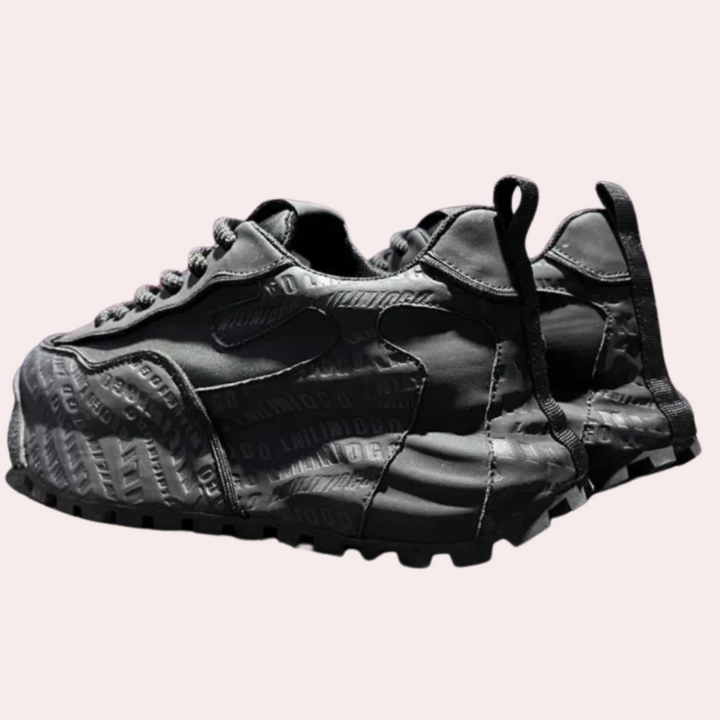 Schwarze Sneaker mit strukturiertem Design, sportlich, modisch, für Herren, seitliche Ansicht.