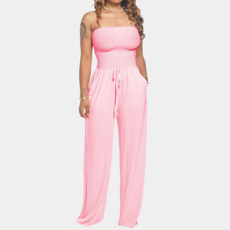 Frau in rosa Jumpsuit, schulterfrei, lässig, Sommermode, Damenbekleidung, elegant.