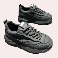 Graue Sneaker aus Leder mit geprägtem Logo, sportlich, modisch, für Herren und Damen.