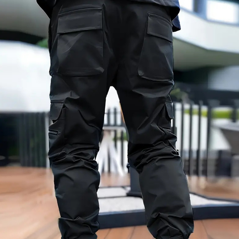 Schwarze taktische Cargohose, wasserabweisend, mit mehreren Taschen, Outdoor-Bekleidung.