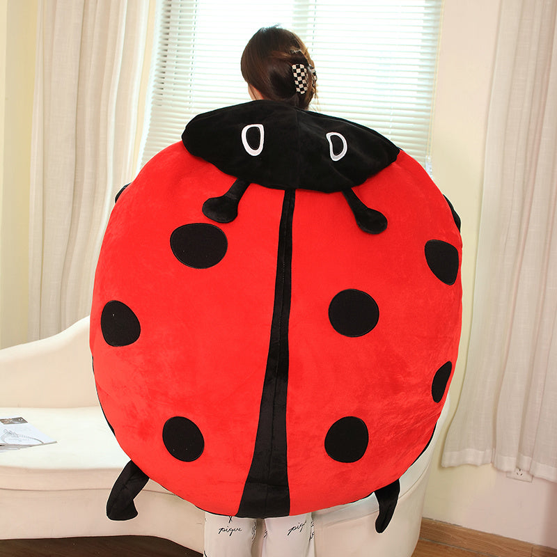 Tragbares Marienkäfer-Riesenkuscheltier – LadyBug Hug