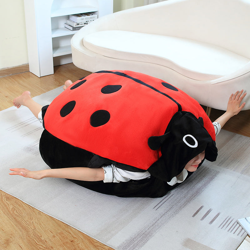 Tragbares Marienkäfer-Riesenkuscheltier – LadyBug Hug