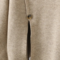 Beiger Strickpullover mit Knopfdetail, weiches Material, modisches Design, Herbstmode Damenbekleidung.