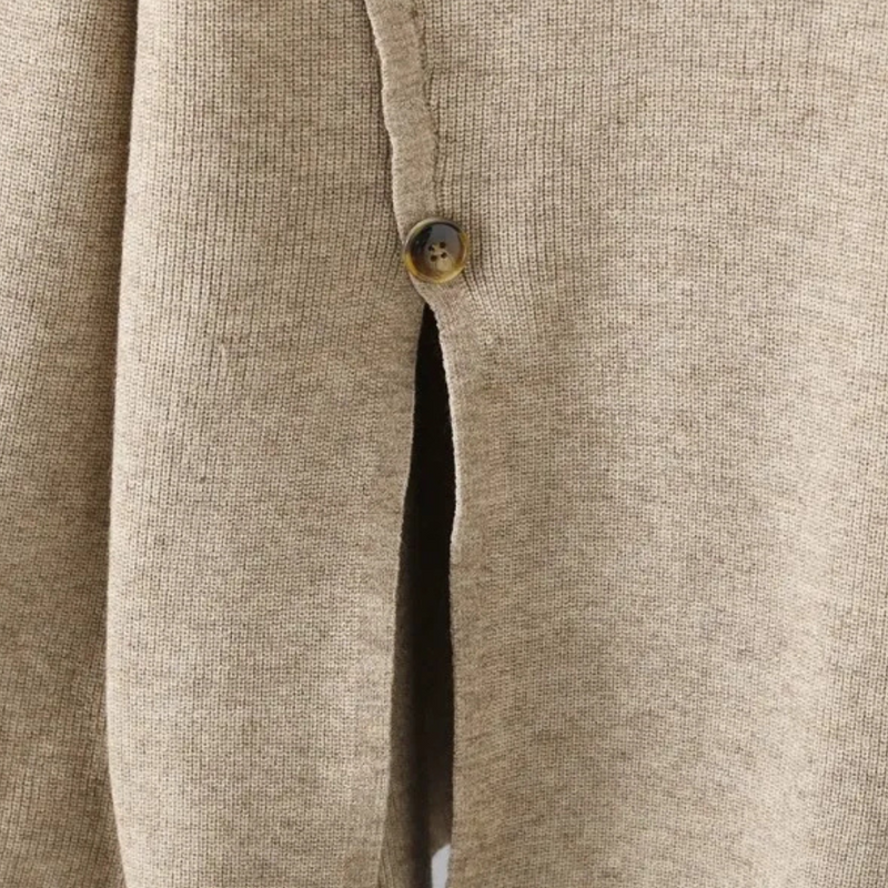 Beiger Strickpullover mit Knopfdetail, weiches Material, modisches Design, Herbstmode Damenbekleidung.