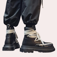 Schwarze Lederstiefel mit weißen Schnürsenkeln, klobige Sohle, modisch, Unisex.