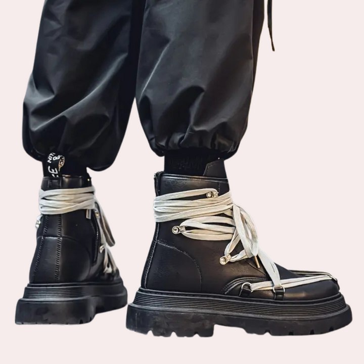 Schwarze Lederstiefel mit weißen Schnürsenkeln, klobige Sohle, modisch, Unisex.