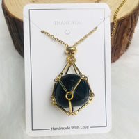 Kleine Halskette mit natürlichem Kristallstein und Fassung – Iris