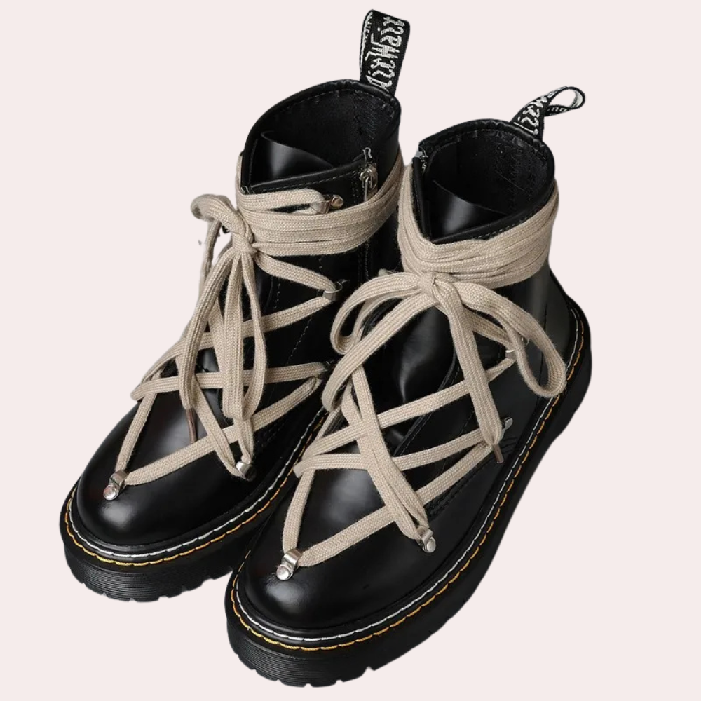 Schwarze Lederstiefel mit beigen Schnürsenkeln, modisch, robust, Unisex, Herbstmode.