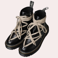 Schwarze Lederstiefel mit beigen Schnürsenkeln, modisch, robust, Unisex, Herbstmode.