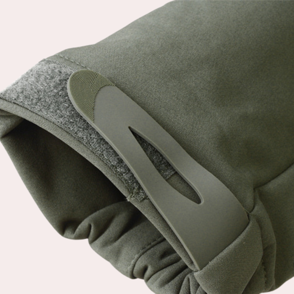 Armeegrüne Outdoor-Jacke mit Klettverschluss und elastischem Bündchen, wetterfest.