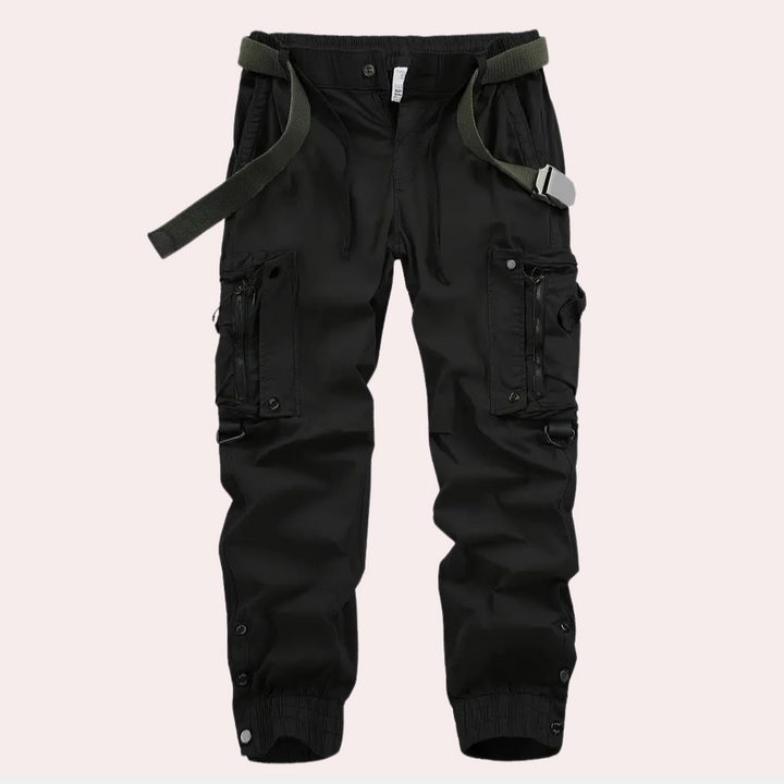 Schwarze Cargohose mit Taschen, Gürtel, Herrenmode, Outdoor, robust, funktional.