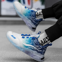 Weiße und blaue Sneaker, sportliches Design, atmungsaktiv, ideal für Laufen und Freizeit.