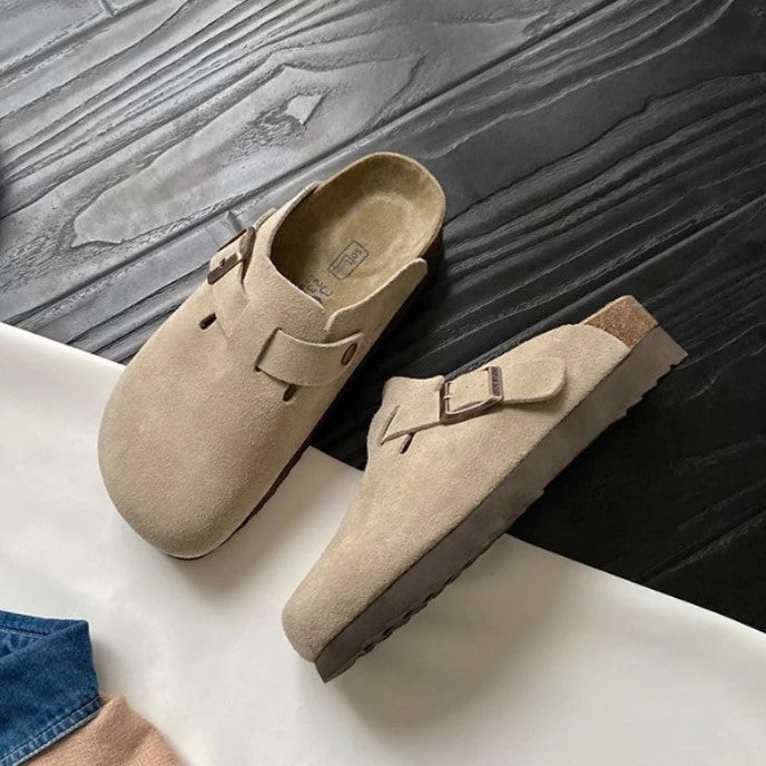 Beige Wildleder-Clogs mit Schnalle, rutschfeste Sohle, Unisex-Schuhe, bequem, modisch.
