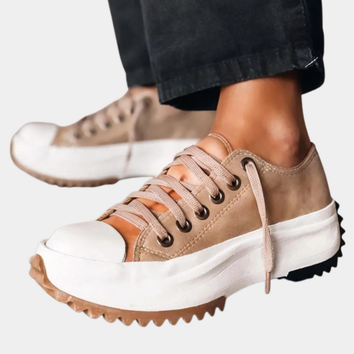 Beige Sneaker mit Plateau-Sohle, Schnürsenkel, Damenmode, Freizeitschuh, Trend 2023.