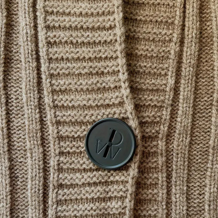Beiger Strickpullover mit schwarzem Knopf, Rippmuster, Damenmode, Herbstbekleidung.