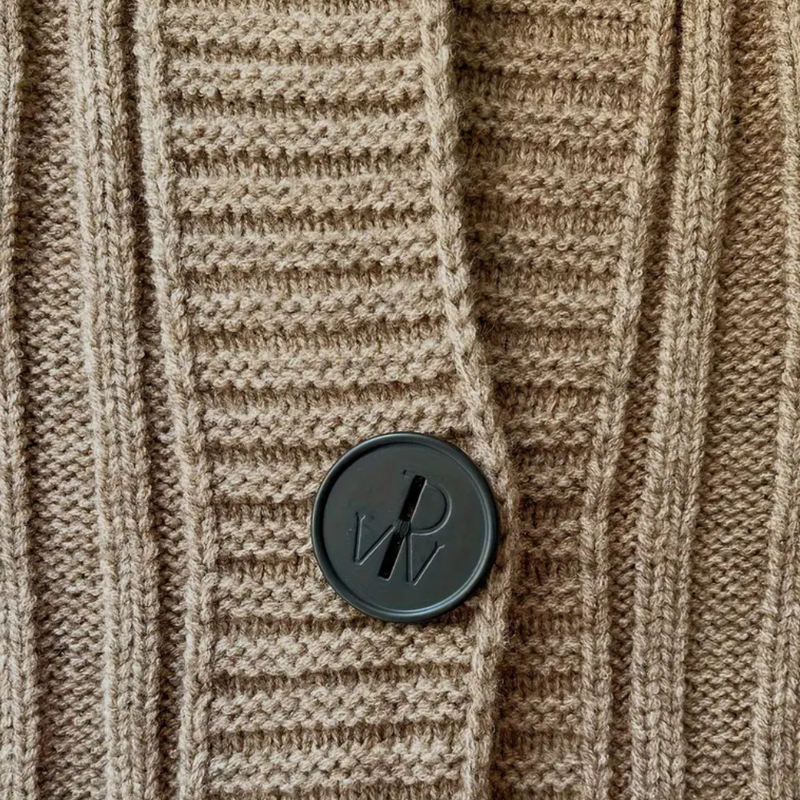 Beiger Strickpullover mit schwarzem Knopf, Rippmuster, Damenmode, Herbstbekleidung.