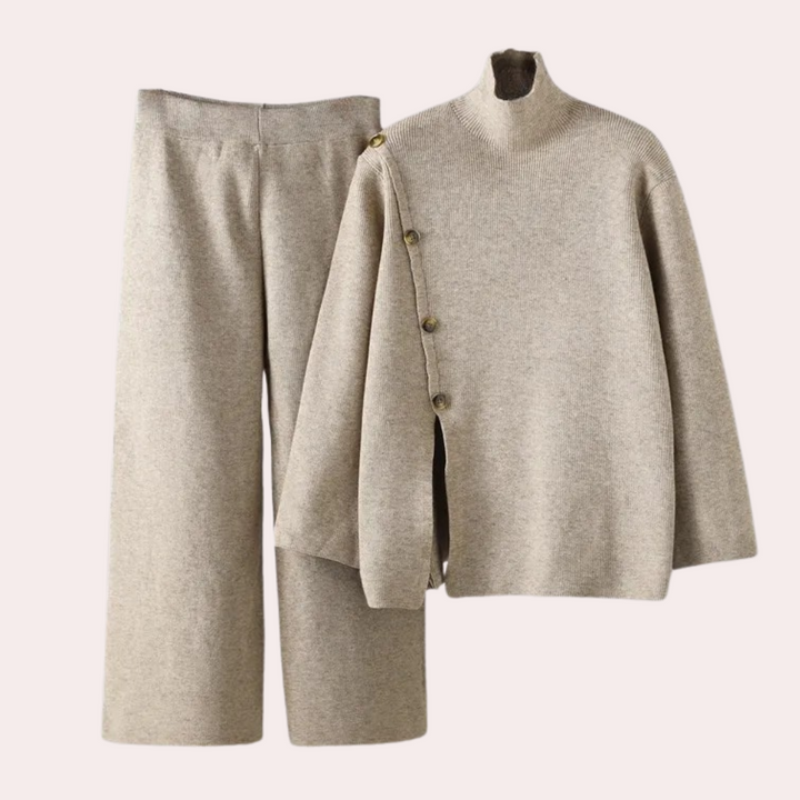 Beiges Damen-Strickset, Pullover mit Knöpfen, weite Hose, Herbstmode, gemütlich, elegant.